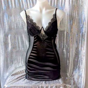 Vikey Black midi Dress